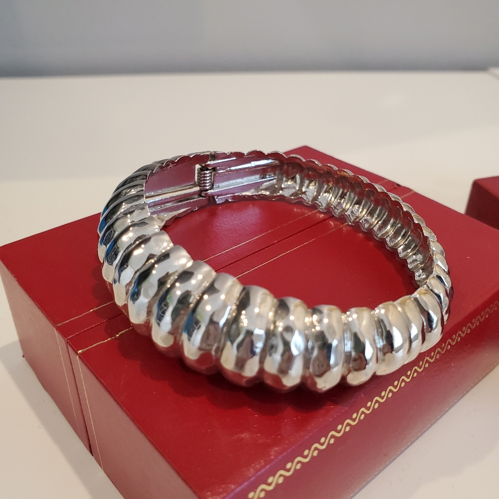 Vintage Bracelet and‎ Clip Earrings - Picture 3 of 16
